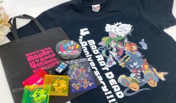 MAD RAT DEAD　4周年グッズセット　Tシャツ、CD風スライドミラー、看板キーホルダー、BIG缶バッジ、購入順で番号が割り振られるシリアルナンバー入りポストカードを特製不織布トートバッグに入れてお届け　2025年1月5日(日)まで受注販売受付中